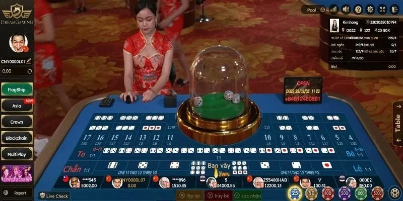 Người chơi đang ghi chú cầu tài/xỉu tại bảng kết quả để tìm xu hướng cược